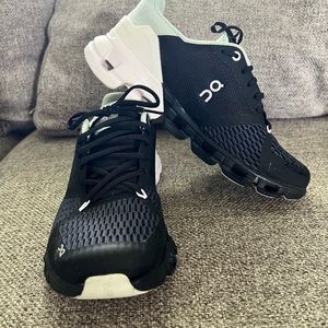 On Running CloudFlyer Women’s Size 7 Black, white & mint green detail.